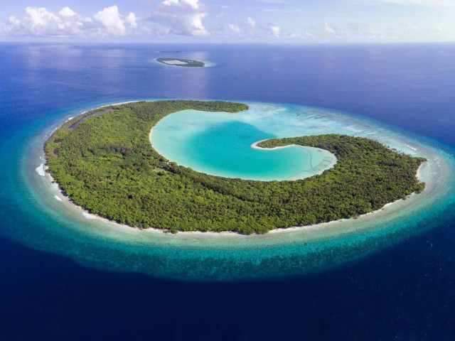 Уникальный частный нетронутый остров 85 гектаров под коммерческое развитие на Мальдивах