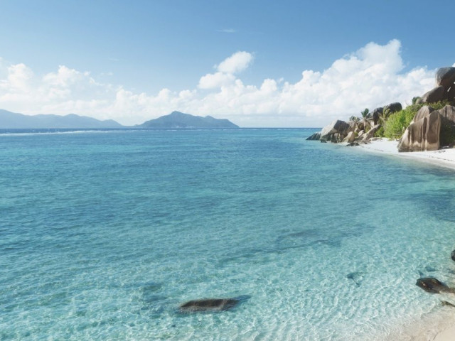 Большой участок земли 2,6 гектара на первой линии со своим доступом  к пляжу на острове Серф, Сейшелы