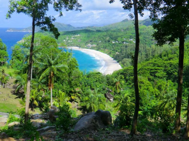 Продается участок земли 2,4 га с панорамным видом на море на Сейшелах
