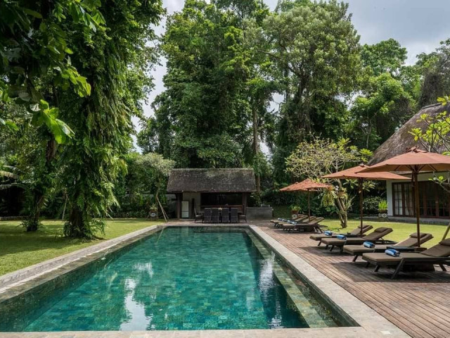 Просторный частный дом на 7 спален с красивым ухоженным садом в Керобокан, Бали