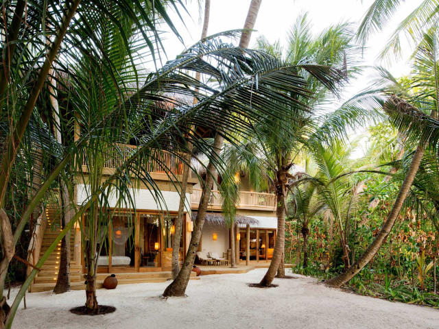 Частная роскошная резиденция с 4 спальнями на пляже на Мальдивах
