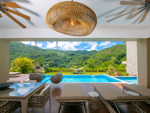Впечатляющая современная вилла на 4 спальни с видом на 360 градусов на океан и окружающие холмы на острове Праслин, Сейшелы